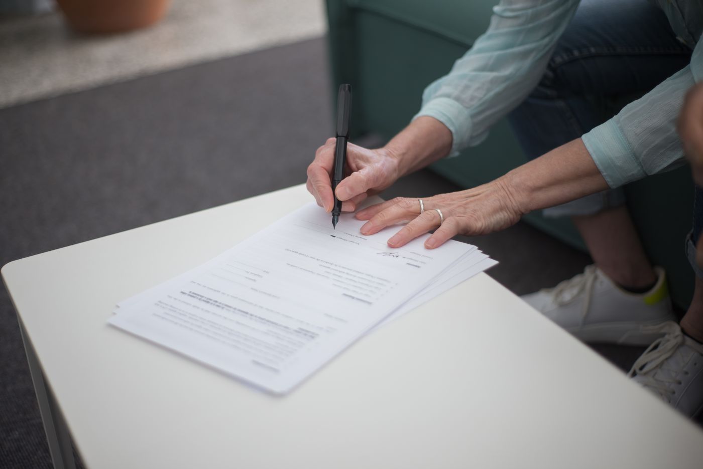 Twee mensen vullen samen een formulier in aan een tafel