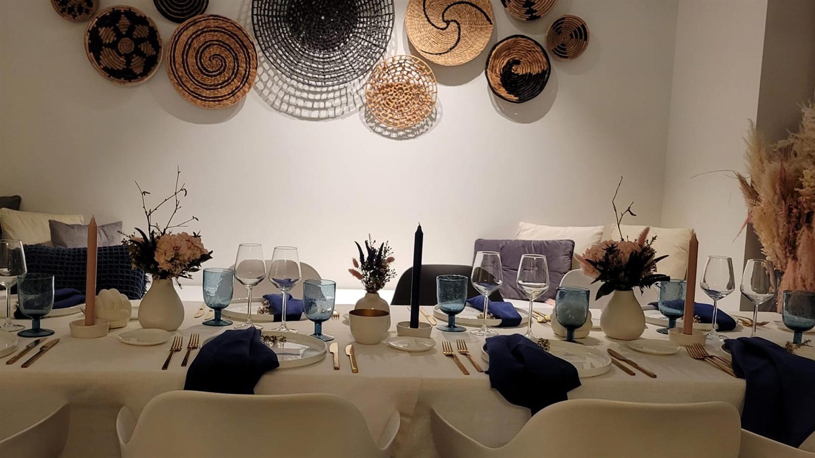 Een gedekte tafel met droogbloemen, kaarsen en servetten, klaar voor een samenzijn na de uitvaart