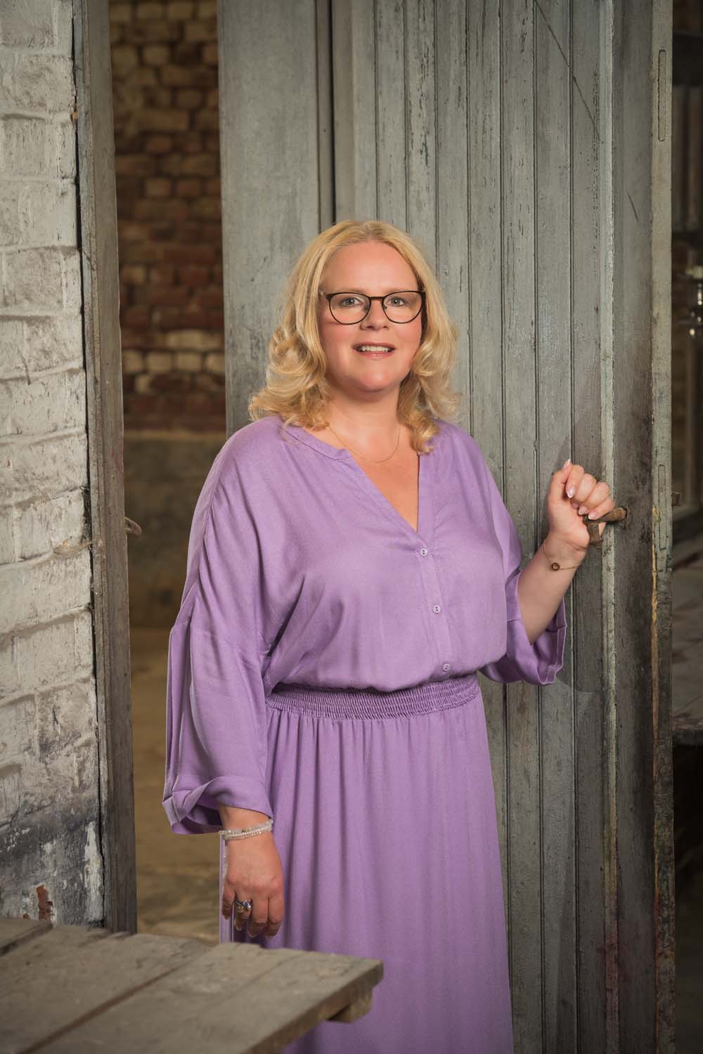 Sophie van Feniks Uitvaartzorg in een deuropening