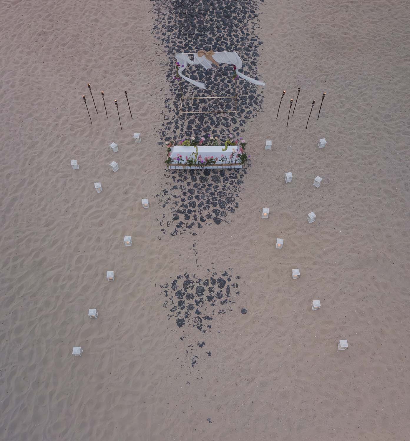 Een afscheidsplechtigheid op het strand, van bovenaf gezien
